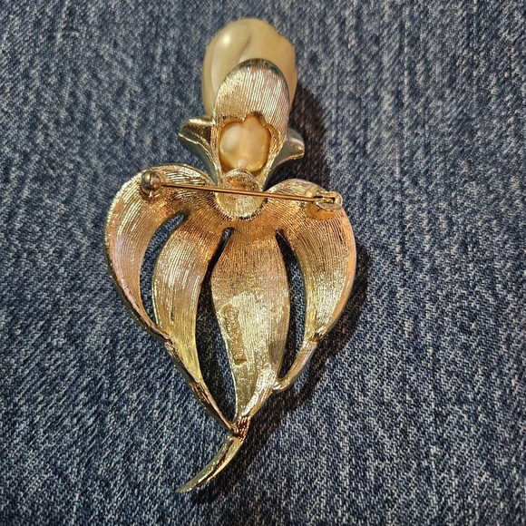 Vintage Fantasy Sarah Coventry Large Faux Pearl Goldtone Flower Pin Brooch - Picture 3 of 5